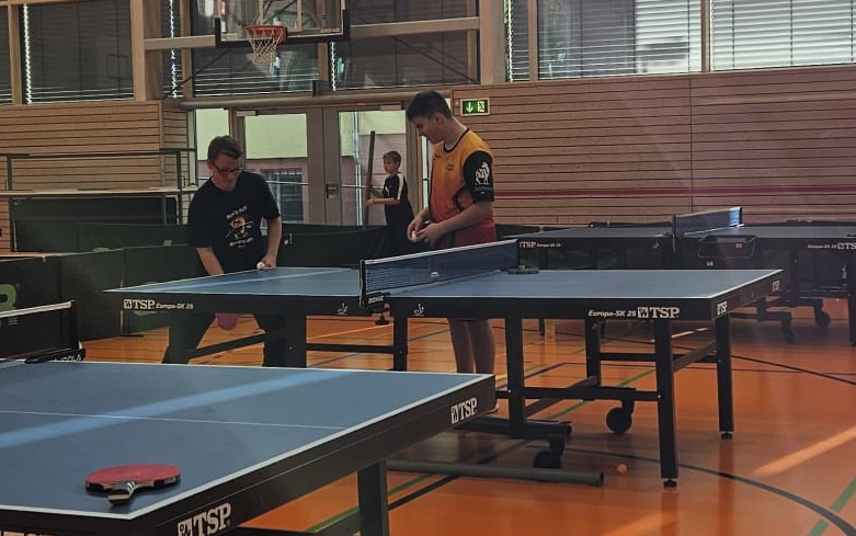 Jannik und Bruno trainieren Topspin