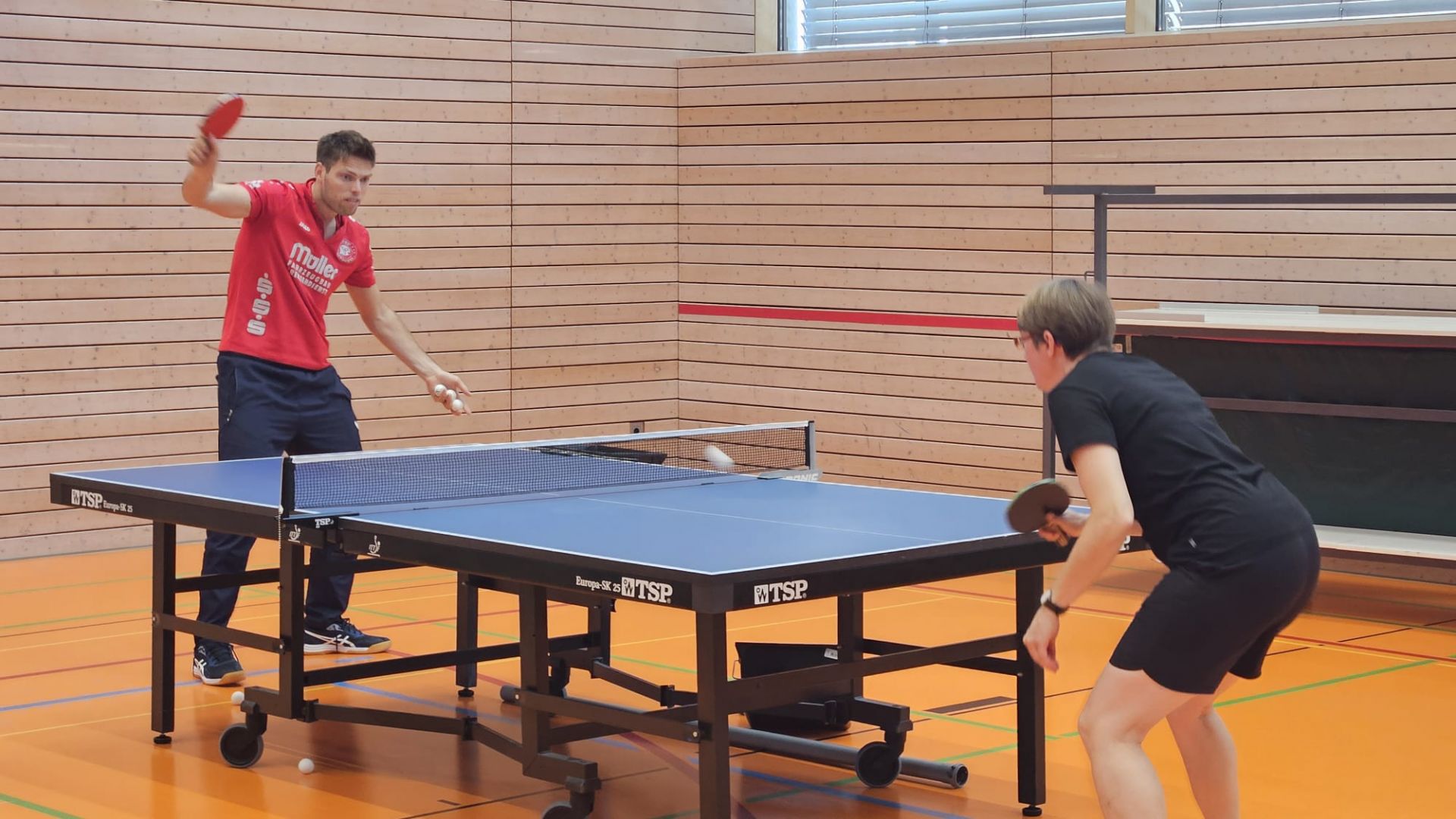 Profi Sven Happek beim Balleimer-Training mit Barbara